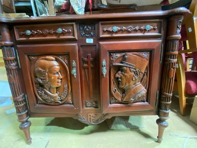 Buffet en bois sculpté, des profils de Charles de Gaulle et …
