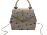 sac à main blanc orné de plumes multicolores et d'un cordon blanc