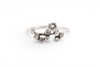 JEAN VENDOME, vers 1970. Bague "Florilège" en or blanc 750 m…