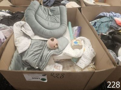une boîte en carton remplie d'articles pour bébé et d'une peluche