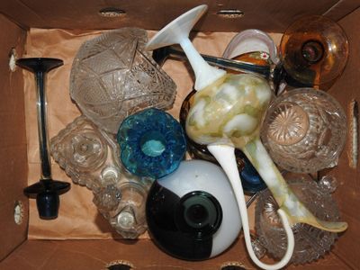 une boîte remplie d'objets en verre qui se trouvent à l'intérieur