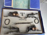 une boîte avec un tas d'outils à l'intérieur