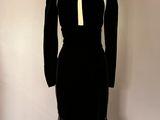 une robe noire avec un nœud jaune sur un mannequin
