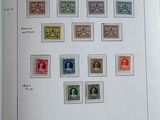 un livre sur lequel figurent des images de différents timbres