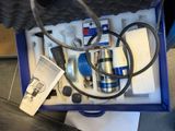 une boîte bleue contenant tout un tas d'objets