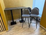deux chaises et une table dans le coin d'une pièce