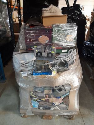 un chariot rempli d'objets, laissé dans un garage