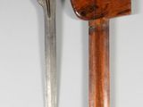 une paire de couteaux anciens à manche en bois, exposés sur un fond blanc