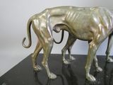 une statue représentant un chien debout sur une table
