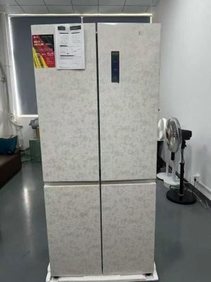 un réfrigérateur placé au milieu d'une pièce