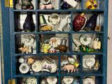 une vitrine contenant de nombreuses tasses à thé et soucoupes