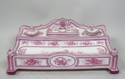 un bureau rose et blanc orné d'un motif rose et blanc