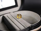 une bague placée dans un écrin contenant un bijou