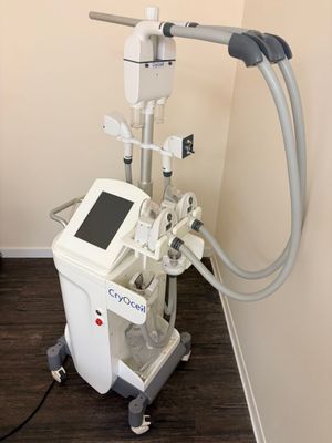 une machine posée sur un chariot dans une pièce