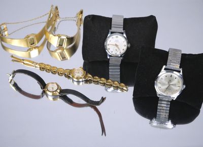 plusieurs bijoux, notamment une montre, des bracelets et une paire de ciseaux