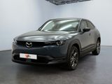 Le SUV Mazda CX-HR est garé dans un showroom