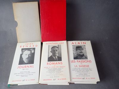 trois livres sont empilés sur une table