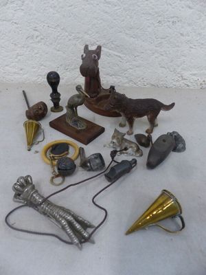 un grand nombre d'objets posés sur une table