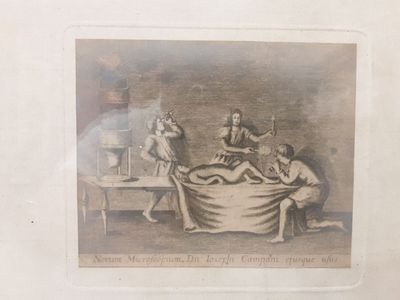 une vieille photo d'une famille en train de prendre un repas ensemble