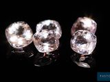 trois diamants de couleurs différentes sur un fond noir