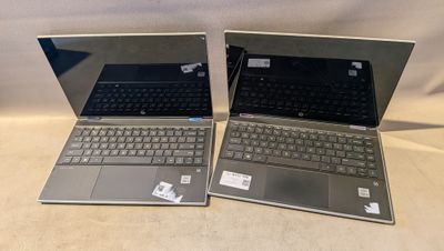 deux ordinateurs portables posés côte à côte sur une table