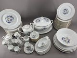 les nombreuses assiettes, tasses et soucoupes qui se trouvent sur la table