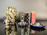 trois vases et une assiette posés sur une table