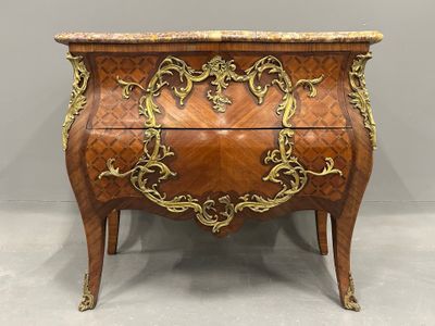 COMMODE de forme galbée en placage de bois de rose dans des … - Photo 1