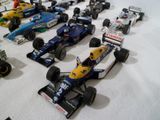 tout un tas de voitures de course alignées sur le sol