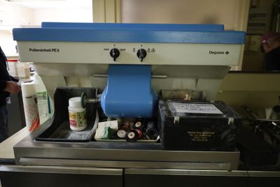 a machine that is sitting on a counter in a kitchen