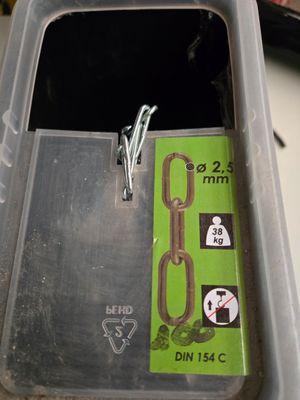 un récipient en plastique contenant une paire de ciseaux