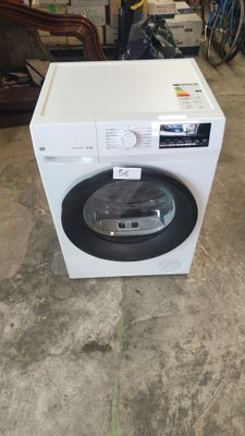 une machine à laver posée sur le sol
