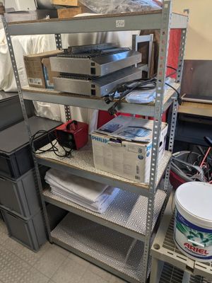 Une étagère et son contenu comprenant : destructeurs d'insectes, torch - Photo 1