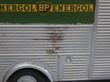 un bus vert et blanc avec une inscription sur le côté