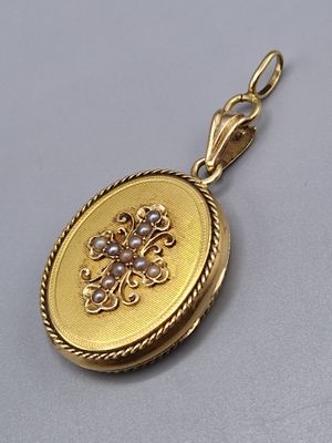 un gros plan d'une boucle d'oreille en or ornée de perles