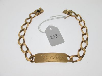 bracelet plaqué or avec une plaque portant un prénom et une chaîne