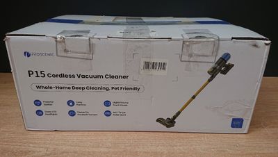 le carton d'un aspirateur sans fil est posé sur une table