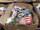 plusieurs cartons remplis de livres posés par terre
