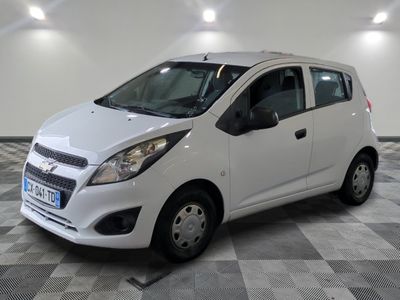 la photo d'une petite voiture blanche garée dans un garage