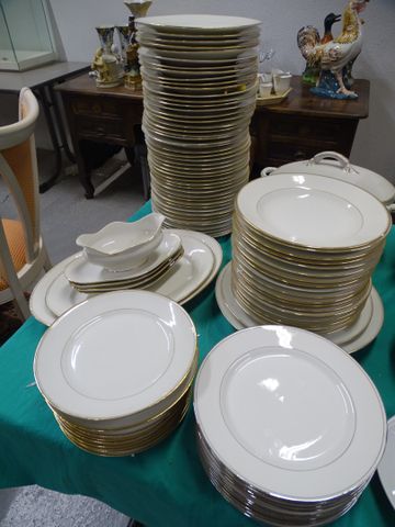 Partie de service de table en porcelaine blanche à décor de filet...