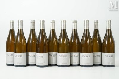 six bouteilles de vin sont alignées sur une surface blanche