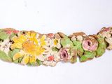 une photo d'une banane ornée de fleurs
