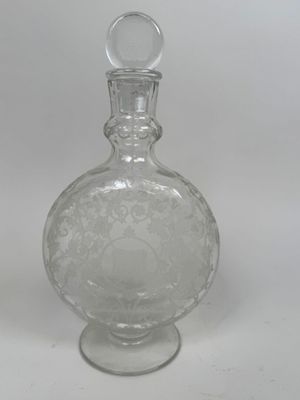 clear glass decanter with a clear top and a clear base