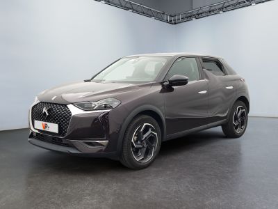 Le nouveau SUV DSX est exposé dans un showroom