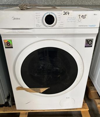 une machine à laver blanche posée sur une palette en bois