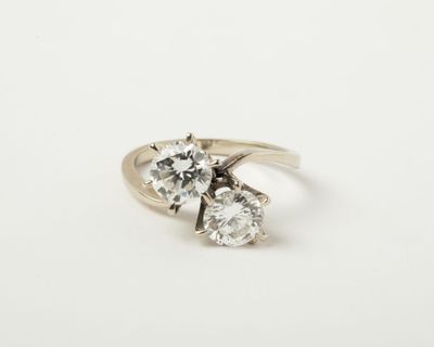 gros plan d'une bague en diamant sur une surface blanche