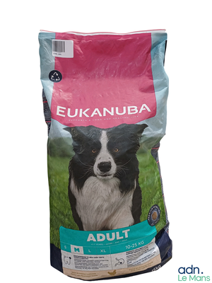 un sac de croquettes pour chien posé par terre