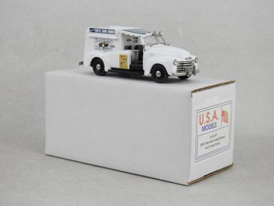 un camion jouet posé sur une boîte