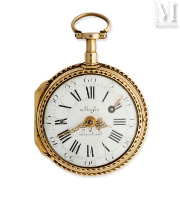 une montre de poche en or avec des chiffres romains sur le cadran