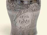une coupe en argent sur laquelle figure un monogramme